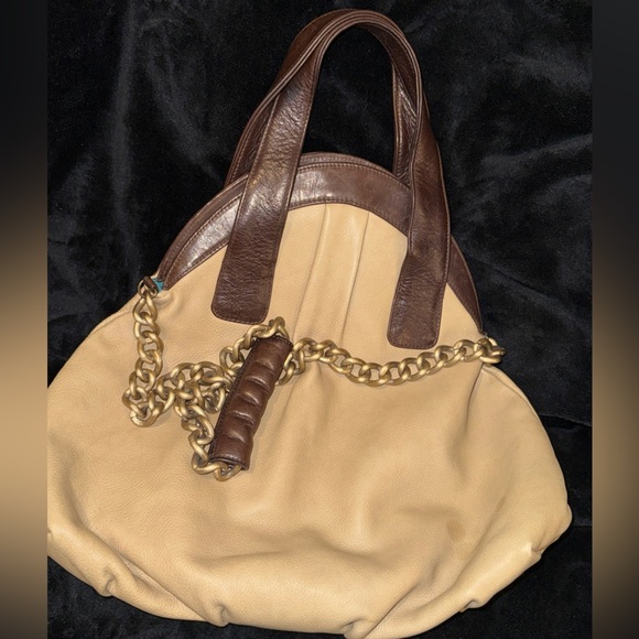 Chic Tan and Brown Shoulder Bag with Chain Detail - Picture 9 of 12